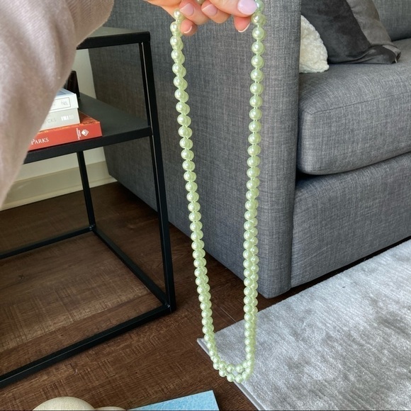 *2/$15* Vintage Mint Green Faux Pearl Necklace - Picture 2 of 4